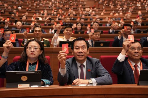 Các đại biểu biểu quyết thông qua các nội dung của Đại hội. Ảnh: Bảo Lâm