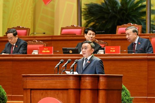 Đồng chí Trần Cẩm Tú, Ủy viên Bộ Chính trị, Thường trực Ban Bí thư tuyên bố lý do, khai mạc phiên họp trù bị Đại hội XIV của Đảng. Ảnh: ĐH