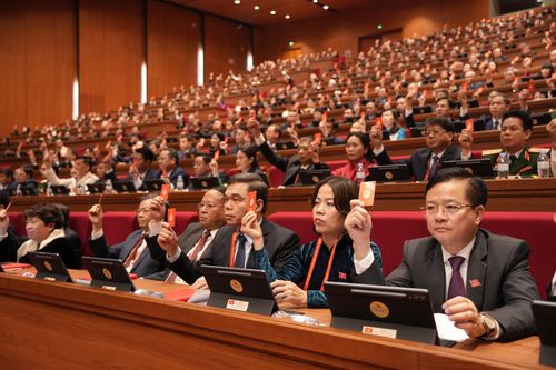 Các đại biểu biểu quyết thông qua các nội dung của Đại hội. Ảnh: Bảo Lâm