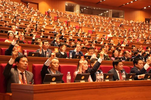 Các đại biểu biểu quyết thông qua các nội dung của Đại hội. Ảnh: Bảo Lâm