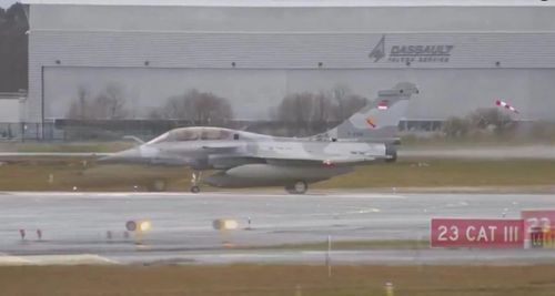 Theo zona-militar.com, ba chiếc máy bay chiến đấu Rafale F4 đầu tiên được bàn giao là phiên bản hai chỗ ngồi với số hiệu đuôi T-0301, T-0302 và T-0303. Ảnh: @ELMObrokenWings.