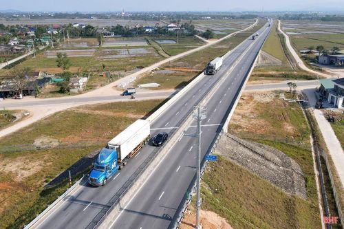  Hà Tĩnh tập trung rất cao trong triển khai dự án cao tốc Bắc - Nam qua địa bàn, tạo đột phá mạnh mẽ về hạ tầng giao thông. Ảnh: Văn Đức. 