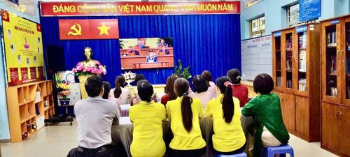 Người dân theo dõi qua truyền hình phiên khai mạc Đại hội đại biểu toàn quốc lần thứ XIV Đảng Cộng sản Việt Nam đang diễn ra tại Trung tâm Hội nghị Quốc gia, Thủ đô Hà Nội.