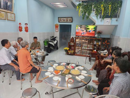 Người dân cùng nhau dọn tiệc liên hoan chờ theo dõi trực tiếp khai mạc Đại hội Đảng vào sáng 20/1.