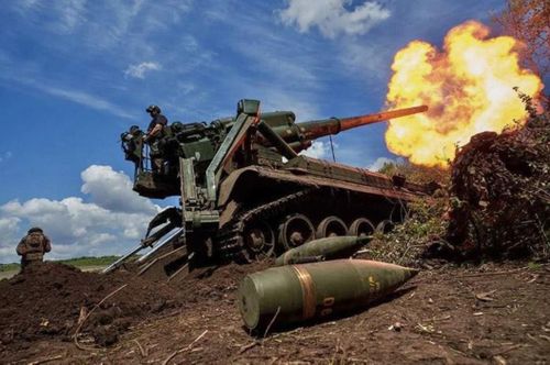 Quân nhân Ukraine nã pháo tự hành 2S7 Pion tại vùng Donetsk về phía mặt trận Nga, ngày 27/9/2024. Ảnh: Reuters/TTXVN