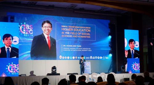 GS Hoàng Anh Tuấn chia sẻ về chuyển đổi số trong giáo dục đại học ASEAN tại Đại học Bansomdej Chaopraya (Thái Lan). Ảnh: NV