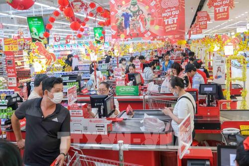 Người dân mua sắm tại siêu thị GO! Cần Thơ. Ảnh: Thanh Liêm - TTXVN