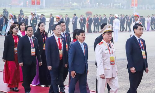 Đoàn đại biểu Đảng bộ thành phố Đà Nẵng tham dự Đại hội Đảng lần thứ XIV vào Lăng viếng Chủ tịch Hồ Chí Minh. Ảnh: P.V