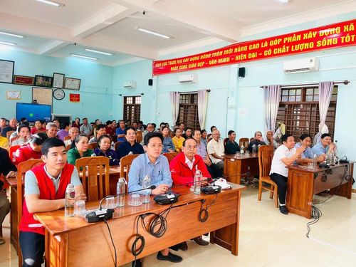 Quang cảnh chương trình tặng quà Tết. Ảnh: Phi Long
