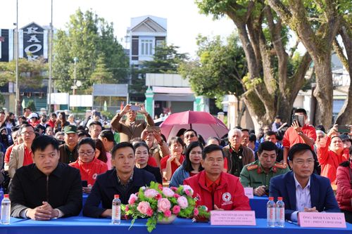Đồng chí Đinh Văn Tuấn, Tỉnh ủy viên, Phó Chủ tịch UBND tỉnh, Trưởng Ban Chỉ đạo vận động hiến máu tình nguyện tỉnh Lâm Đồng cùng các đại biểu tham dự Lễ phát động