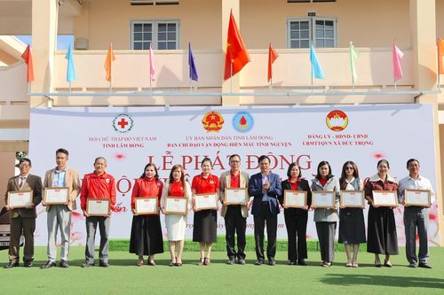 Trao giấy khen cho các tập thể có thành tích xuất sắc trong phong trào hiến máu tình nguyện năm 2025