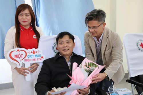 Đồng chí Trần Văn Hải, Phó Chủ tịch UBND xã Đức Trọng, Trưởng Ban Chỉ đạo vận động hiến máu tình nguyện xã tặng hoa tình nguyện viên hiến máu