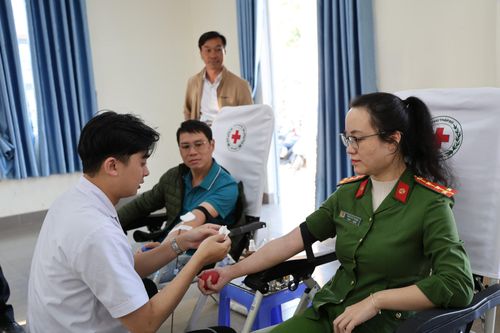 Không khí hiến máu tình nguyện diễn ra nghiêm túc, an toàn, thể hiện tinh thần nhân ái của người tham gia hiến máu tình nguyện.