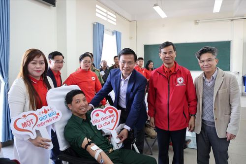 Lãnh đạo tỉnh tặng quà, động viên và biểu dương tinh thần của người tham gia hiến máu tại Lễ hội Xuân hồng 2026