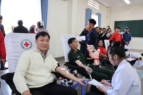 Đông đảo lực lượng, cán bộ và người dân tham gia hiến máu tình nguyện ngay sau lễ phát động.