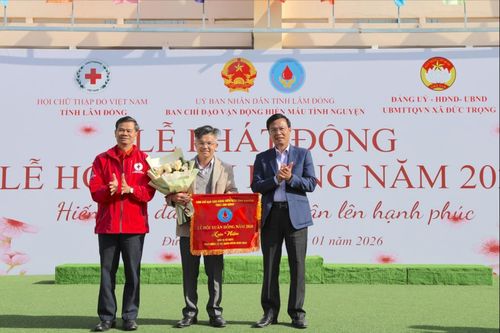 Ban Tổ chức trao cờ lưu niệm và hoa cho Ban Chỉ đạo vận động hiến máu tình nguyện xã Đức Trọng