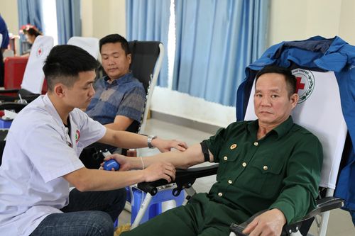 Lực lượng cựu chiến binh tham gia hiến máu tình nguyện sau Lễ phát động