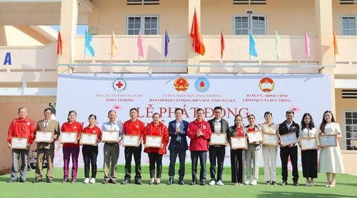 Trao giấy khen cho các cá nhân tiêu biểu trong phong trào hiến máu tình nguyện năm 2025