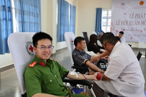 Tình nguyện viên tham gia hiến máu tình nguyện sau Lễ phát động