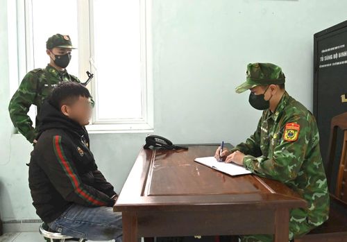 Bộ đội Biên phòng lấy lời khai của đối tượng Phạm Đình Đạt.