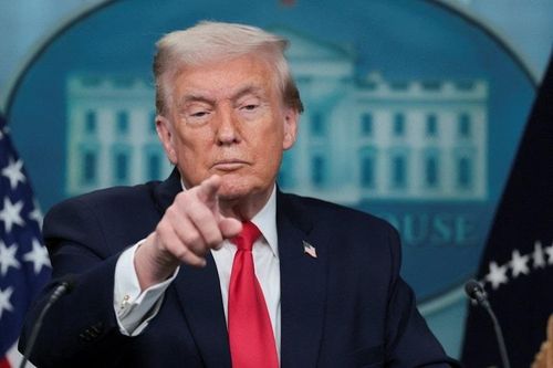  Ông Trump gặp gỡ báo giới tại Nhà Trắng trước khi tới Davos (Thụy Sĩ) dự Diễn đàn Kinh tế thế giới. Ảnh: Reuters. 