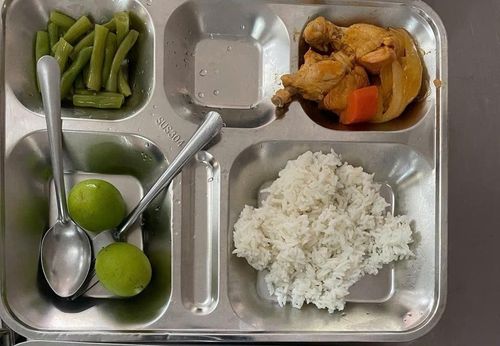 Suất ăn tại trường THPT Trưng Vương từng bị phản ánh không đủ dinh dưỡng.