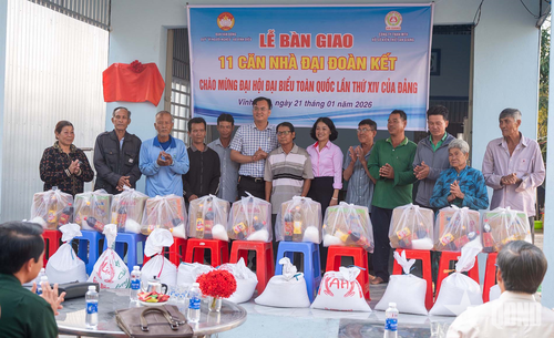 Dịp này, nhiều phần quà của Ủy ban Mặt trận Tổ quốc Việt Nam xã và các đơn vị tài trợ tặng các gia đình vui Tết, đón xuân.