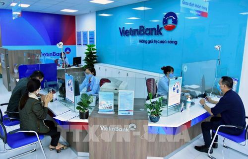 Trong ảnh: Khách hàng giao dịch tại phòng giao dịch VietinBank Cổ Linh, Chi nhánh Chương Dương, Hà Nội. Ảnh: Trần Việt - TTXVN