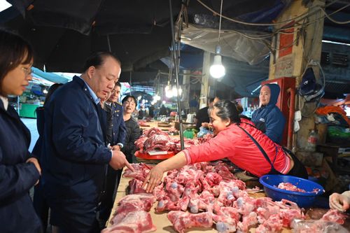 Đoàn khảo sát tại khu vực kinh doanh thịt lợn trong chợ Hà Đông. Ảnh: Bộ Công Thương