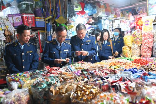 Đoàn công tác của Cục Quản lý và Phát triển thị trường trong nước đã khảo sát hoạt động kinh doanh, việc niêm yết giá và nguồn gốc hàng hóa tại Chợ Hà Đông. Ảnh: Bộ Công Thương