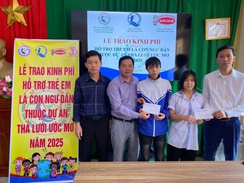 Đại diện Trung tâm Công tác xã hội - Quỹ BTTE, lãnh đạo địa phương chụp ảnh lưu niệm với trẻ và gia đình tại phường Sầm Sơn.
