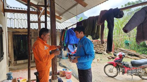Thanh niên xã Nhất Hòa hỗ trợ người dân sửa chữa hệ thống điện
