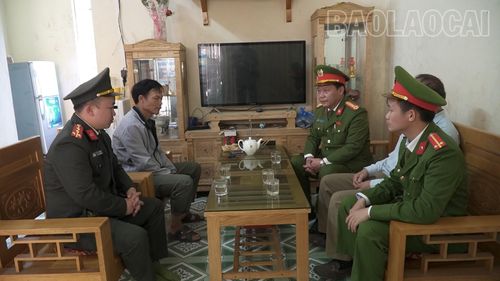 Công an xã thăm hỏi, động viên người sau cai nghiện có ý chí vươn lên. 