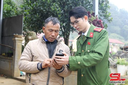 Công an xã Yên Sơn hướng dẫn người dân tố giác tội phạm qua VNeID.