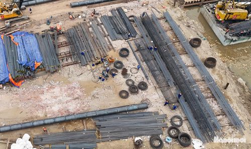 Phía bờ Nam, đơn vị đang chuẩn bị dây chuyền để khoan cọc D1200 thuộc các trụ P19 đến trụ P21. Dự kiến, đơn vị thi công sẽ hoàn thành kết cấu phần dưới trong tháng 12-2026; hoàn thành kết cấu phần trên trong quý II-2027.