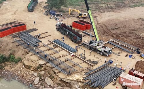 Cầu Thượng Cát được thiết kế theo dạng cầu dây văng, phần cầu chính dài khoảng 3,9km, đường dẫn dài 1,3km.