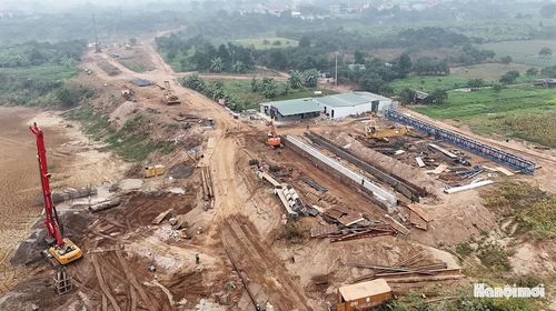 Trong đó, cầu chính đã hoàn thành 3/118 cọc và đang hoàn thiện công tác hạ ống vách để thi công cọc khoan nhồi (Trụ P29, P31). Cầu dẫn đã khoan được 59/964 cọc (phía bờ Bắc tại các trụ P38, P39, P40, P41).