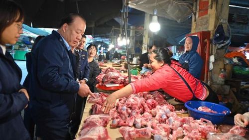  Cục trưởng Trần Hữu Linh khảo sát hoạt động kinh doanh, việc niêm yết giá và nguồn gốc hàng hóa tại chợ Hà Đông (Hà Nội). 