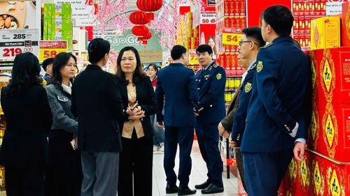 Phó Cục trưởng Chu Thị Thu Hương khảo sát, kiểm tra hoạt động kinh doanh, chuẩn bị nguồn hàng Tết tại tỉnh Bắc Ninh. 