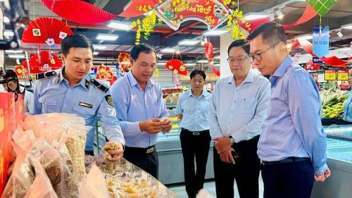  Phó Cục trưởng Nguyễn Thành Nam kiểm tra, đôn đốc và hướng dẫn việc triển khai các nhiệm vụ quản lý thị trường trong đợt cao điểm trước, trong và sau Tết tại tỉnh Vĩnh Long. 