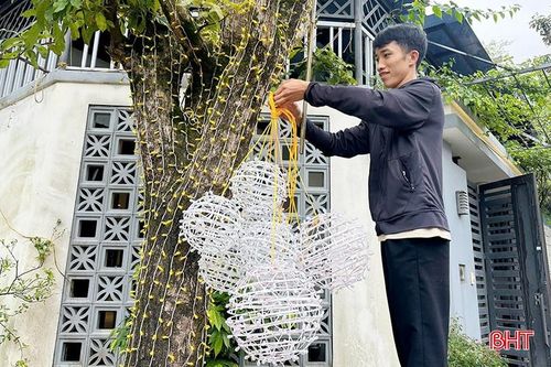  Tranh thủ thời gian nghỉ ca, anh Nguyễn Khắc Vĩnh làm thêm công việc lắp đèn trang trí để kiếm thêm thu nhập. 