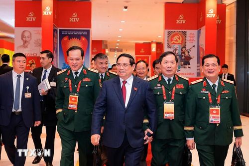 Thủ tướng Phạm Minh Chính và các đại biểu Đoàn Đảng bộ Quân đội đến dự ngày làm việc chính thức thứ ba Đại hội XIV của Đảng, sáng 22/1. (Ảnh: TTXVN)