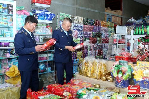 Đội Quản lý thị trường số 2 kiểm tra hàng hóa tại cơ sở kinh doanh hàng tạp hóa tại tiểu khu 3, xã Yên Châu.