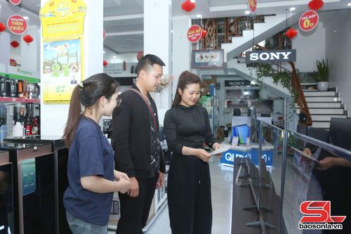 Khách hàng lựa chọn đồ thiết bị điện tử tại siêu thị điện máy Minh Trịnh, tiểu khu 1, xã Yên Châu.