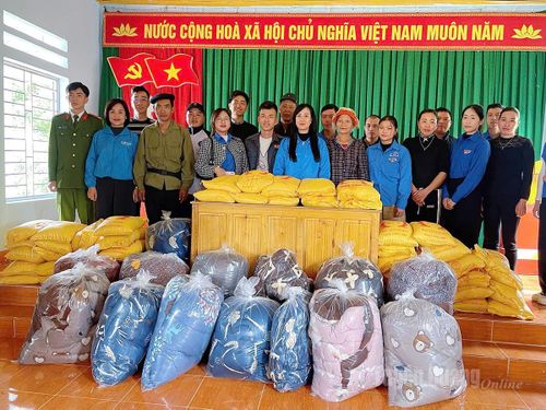 Đoàn xã Thượng Sơn phối hợp với Đoàn Thanh niên phân hiệu Đại học Thái Nguyên tại Hà Giang và Câu lạc bộ Xe bán tải Hà Giang trao quà cho người dân có hoàn cảnh khó khăn.