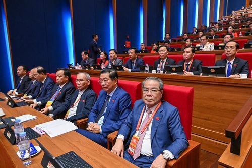 Các đại biểu đoàn Cà Mau dự phiên thảo luận tại hội trường về các văn kiện Đại hội.