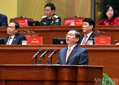 Đồng chí Lại Xuân Môn, Ủy viên Trung ương Đảng, Bí thư Đảng ủy, Phó Trưởng ban Thường trực Ban Tuyên giáo và Dân vận Trung ương, tham luận về vấn đề "Công tác chính trị, tư tưởng trong kỷ nguyên mới". Ảnh: DUY LINH