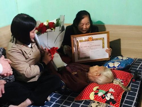 Lãnh đạo xã Tây Phương đến nhà trao tặng Huy hiệu Đảng đối với các đồng chí vì lý do sức khỏe không đến dự Lễ trao Huy hiệu Đảng tại xã. Ảnh: Nguyễn Hằng