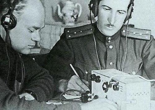 Sĩ quan phản gián Liên Xô Aleksandr Demyanov – “Heine” (phải).