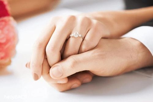 Nếu kết hôn muộn kéo dài sẽ dẫn đến sinh con muộn, sinh ít con, thậm chí không sinh con, từ đó làm mức sinh giảm thấp